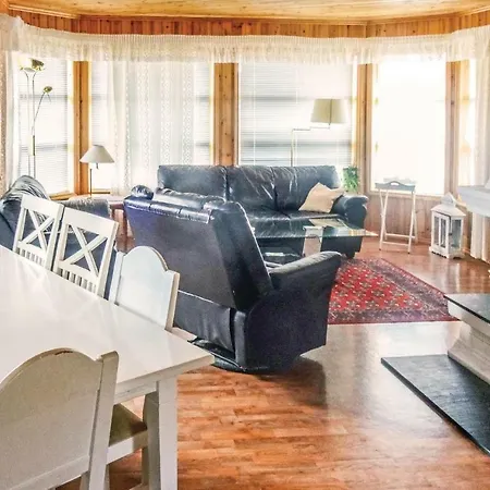 Holiday home Five Bedroom Holiday In Auklandshamn *