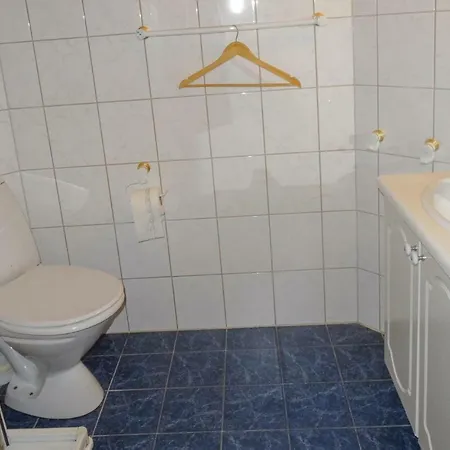 Five Bedroom Holiday In Auklandshamn
