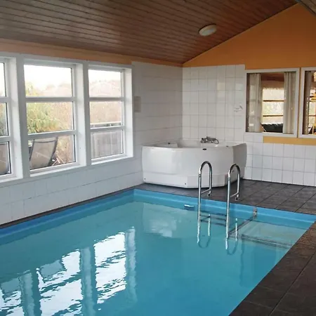 Дом отдыха Five Bedroom Holiday In Auklandshamn *
